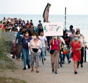 Marcha por la Paz en San Jerónimo. Parroquianos salen de la iglesia con pancartas al comienzo de la marcha en la parroquia San Jerónimo en el barrio de Rogers Park, al norte de Chicago. Se unieron miembros del Distrito 24 del Departamento de Policía de Chicago para un rally de oración y una caminata por la paz el 6 de agosto. El obispo Mark Bartosic encabezó el rezo del rosario durante la procesión. Foto: Karen Callaway/Católico