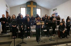 Alrededor de cuarenta personas componen el coro y grupo musical de la parroquia San Beda el Venerable-San Denis.