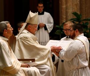 El sacerdote electo Colm Mitchell promete al cardenal su 