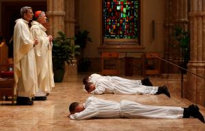 Los sacerdotes electos yacen postrados durante la 