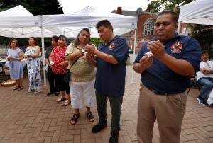 Asistentes al servicio de oración que condujeron los propios feligreses el 15 de junio en San Óscar Romero.