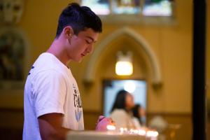 Nick DeFina ora durante una de las Noches de Misericordia, el 15 de julio en San Alfonso.