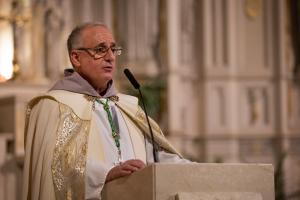 El obispo Robert Lombardo habla durante una de las Noches de Misericordia, el 15 de julio en San Alfonso.