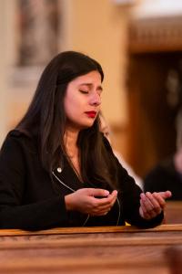 Cindy Fino ora durante una de las Noches de Misericordia, el 15 de julio en San Alfonso.