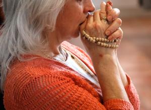 Una mujer reza durante la misa de sanación en que se rezó el rosario en seis lenguas. Foto: Cynthia Flores-Mocarski/Católico