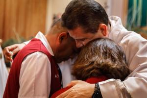 El padre Esequiel Sánchez, rector del Santuario, ora con una pareja después de la unción. Foto: Cynthia Flores-Mocarski/Católico