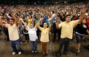 Cresencio García, Vanessa Tellez, Isabel Ordoñez y Mario García, de Indianápolis se unieron a más de 7,500 fieles provenientes de ocho estados en el UIC Pavillion en Chicago para la XIV Conferencia Carismática Hispana el 25 de abril de 2009. Foto: Karen Callaway/Católico