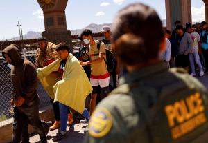 Migrantes, sobre todo de Venezuela, caminan después de ser detenidos por agentes de la patrulla fronteriza en El Paso, Texas, el 14 de septiembre de 2022. Foto: Jose Luis Gonzalez, Reuters/CNS