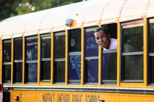 Un migrante se asoma de un autobús en Martha's Vineyard, Mass., el 14 de septiembre. Foto: Ray Ewing, Vineyard Gazette via Reuters/CNS