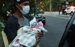 Un bebé de 1 mes es llevado a un vehículo para transportarlo a un lugar seguro en Washington, el 17 de septiembre, cuando un grupo de migrantes de un centro de detención en Texas fue conducido en autobús al Observatorio Naval, la residencia oficial de la vicepresidenta Kamala Harris. Foto: Marat Sadana, Reuters/CNS