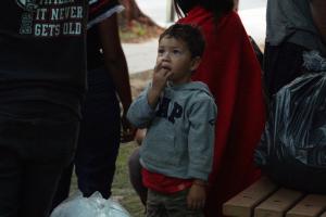 Un niño transportado desde Texas espera a que lo lleven a un lugar seguro en Washington, el 17 de septiembre. Foto: Marat Sadana, Reuters/CNS