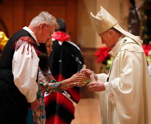 El cardenal Cupich acepta los dones durante la misa. Foto: Karen Callaway/Católico