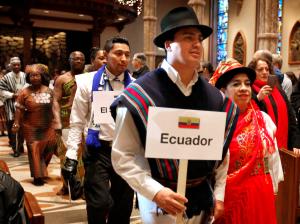 Los asistentes a la misa vistieron trajes típicos de sus países de origen. Foto: Karen Callaway/Católico