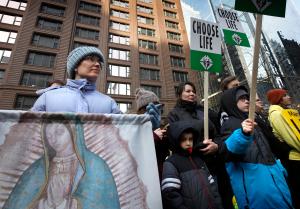 Nell Andrzejewski sostiene una imagen de Nuestra Señora de Guadalupe durante la Marcha por la Vida. Foto: Karen Callaway/Católico