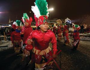 Uno de los grupos de danza folclórica que asistió al santuario en Des Plaines. Foto: Karen Callaway/Católico