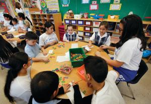 Alumnos de kindergarten trabajan con sus compañeros de séptimo grado en St. Mary Star of the Sea en una imagen de 2015. Foto: Karen Callaway/Católico