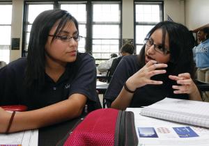 Diane Martinez y Rosey Kurian, juniors en Notre Dame High School, en una imagen de 2009. Foto: Karen Callaway/Católico