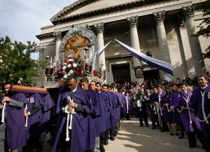 Feligreses se preparan para guiar una procesión del Señor de los Milagros en St. Ignatius, en octubre de 2008. Fotos: Karen Callaway/Católico
