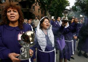 Silvia Lozano y Gloria Fajardo cantan durante la procesión del Señor de los Milagros en St. Ignatius, en octubre de 2008.