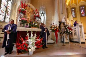 Miembros de la comunidad peruana se reunieron para una misa especial para reubicar el altar del Señor de los Milagros, de St. Ignatius hacia la iglesia St. Gertrude, el 16 de octubre de 2022.