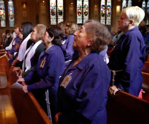 Octubre es “mes morado” en Lima, Perú, y los fieles se visten de este color como muestra de devoción al Señor de los Milagros. La imagen, en St. Gertrude, el 16 de octubre de 2022.