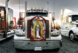 Más de un centenar de traileros trajeron sus vehículos decorados con la imagen de la Virgen de Guadalupe al santuario de Des Plaines, el 3 de diciembre. Foto: Cyndy Flores-Mocarski/Católico