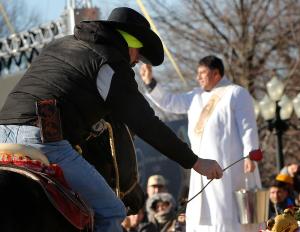 Jinete deposita una rosa ante la imagen de la Virgen de Guadalupe en el Santuario, el 3 de diciembre. Foto: Karen Callaway/Católico