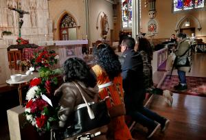 Feligreses oran después de la misa en la parroquia de San Alfonso, el 15 de enero. Esta devoción tiene un significado especial para la comunidad guatemalteca y ha trascendido a toda Latinoamérica.