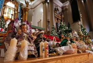Figuras del Niño Jesús traídas por los feligreses para ser bendecidas en Madre de las Américas el 2 de febrero.