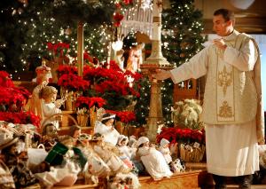 El padre Tom Boharic fue el celebrante y bendijo las figuras del Niño Jesús que trajeron los fieles a la parroquia.