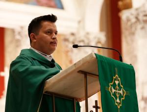 “Igual que yo, miles de nicaragüenses hemos tenido que abandonar nuestra patria” dijo el padre Díaz ante una iglesia llena.