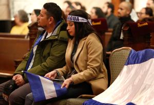 Lázaro Ernesto Rivas Perez, quien fuera prisionero político en Nicaragua, con uno de los familiares que lo recibió en Chicago.