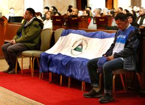 Lázaro Ernesto Rivas Perez y Antonio Zelaya Sevilla, refugiados nicaragüenses oran durante la misa en Santa María del Lago y Nuestra Señora de Lourdes. Fotos: Karen Callaway/Católico