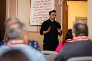 El padre Jesús Romero es uno de los directores espirituales de Adoración Nocturna.