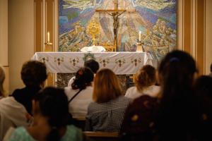 Un momento de la adoración en la parroquia San Nicolás de Tolentino el 6 de agosto de 2022.
