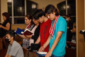 Jóvenes en oración durante la velada de Adoración Nocturna en agosto de 2022 en San Nicolás de Tolentino.
