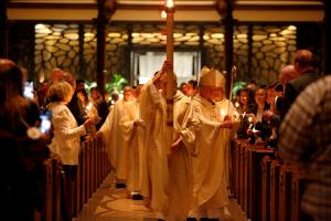 El cardenal Cupich fue el celebrante principal en la misa de Vigilia Pascual con el Rito de Iniciación Cristiana para Adultos (RICA) en la Catedral del Santo Nombre el 8 de abril, en Chicago. Asistentes a la misa se convirtieron en miembros activos de la Iglesia católica al recibir los sacramentos de bautismo, eucaristía y confirmación, como parte del proceso de RICA.