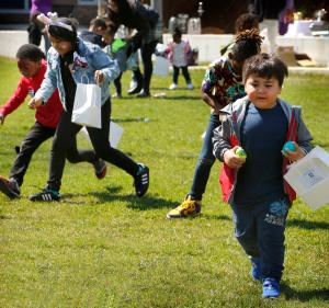 Los niños salieron a toda prisa en busca de los preciados huevos de Pascua. Se invitó a miembros de Old St. Mary's a unirse a la parroquia St. James en Wabash para organizar una “Cacería de Huevos de Pascua” en el vecindario de Bronzville, para los niños de Dearborn Homes, el 8 de abril. Hubo comida, juegos y pintura facial para los niños. Se sumaron  Chicago Park District, Rotary Club of Chicago-Near South,  Social Change y Dearborn Homes.