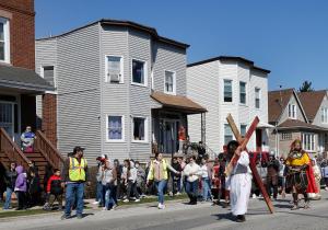 La gente sale de sus casas para ver el Viacrucis, algunos vecinos se arrodillaban en el porche mientras veían pasar la procesión.