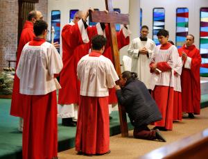 Parroquianos en Ntra. Sra. de la Unidad, en San Luis Gonzaga veneraron la cruz en la noche del “Pésame”, cuando los fieles expresan condolencias a la imagen de María la noche de Viernes Santo. El padre Claudio Díaz Jr. pastor de la iglesia, lideró la procesión al interior de la parroquia, que después salió a las calles del vecindario.