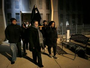 Parroquianos en Ntra. Sra. de la Unidad, en San Luis Gonzaga veneraron la cruz en la noche del “Pésame”, cuando los fieles expresan condolencias a la imagen de María la noche de Viernes Santo. El padre Claudio Díaz Jr. pastor de la iglesia, lideró la procesión al interior de la parroquia, que después salió a las calles del vecindario.
