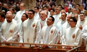 El cardenal Blase Cupich ordenó a cinco sacerdotes para la Arquidiócesis de Chicago el 20 de mayo.