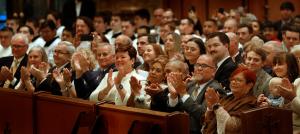 Las familias de los nuevos sacerdotes reaccionan cuando sus familiares son presentados para la ordenación.