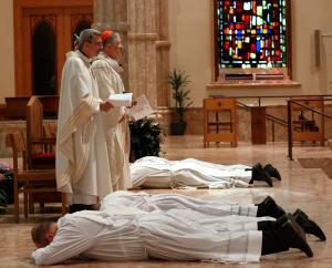 Los ordinandi yacen postrados mientras el cardenal, obispos y sacerdotes recitan la Letanía de los Santos durante la ordenación de cinco sacerdotes en la Catedral del Santo Nombre el 20 de mayo. Fotos: Karen Callaway/Católico