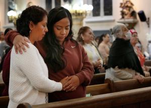 El obispo auxiliar Robert J. Lombardo, CFR, fue el principal celebrante en la 10° misa anual por el Día de las Madres en la parroquia St. Joseph en San Oscar Romero, al sur de Chicago, ayer domingo. Las madres y las embarazadas recibieron una bendición y una rosa de seda, además de una medalla de San Gerardo, patrón de las embarazadas. Fotos: Karen Callaway/Católico