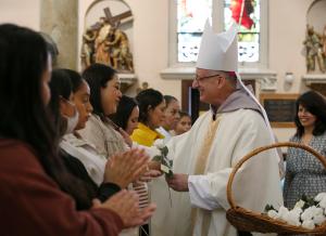 El obispo auxiliar Robert J. Lombardo, CFR, fue el principal celebrante en la 10° misa anual por el Día de las Madres en la parroquia St. Joseph en San Oscar Romero, al sur de Chicago, ayer domingo. Las madres y las embarazadas recibieron una bendición y una rosa de seda, además de una medalla de San Gerardo, patrón de las embarazadas.