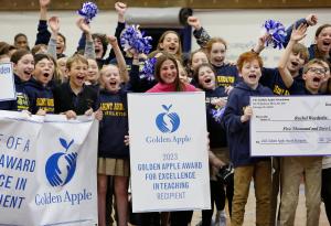 Rachel Werderits, maestra en la escuela St. Andrew, en 1710 W. Addison St., recibió el premio Golden Apple 2023 a la Excelencia en la Enseñanza, la única de una escuela católica en recibirlo este año. El acto se le comunicó en un acto sorpresa en el gimnasio de la escuela el 2 de mayo.