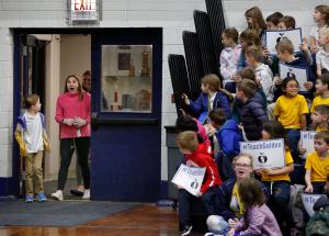 Rachel Werderits, maestra en la escuela St. Andrew, en 1710 W. Addison St., recibió el premio Golden Apple 2023 a la Excelencia en la Enseñanza, la única de una escuela católica en recibirlo este año. El acto se le comunicó en un acto sorpresa en el gimnasio de la escuela el 2 de mayo.