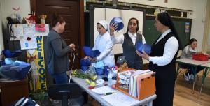 Claudia González, maestra de arte muestra los materiales a las Hnas. Laura Velázquez, Ilse Aguilar, y Katia Alcántar.