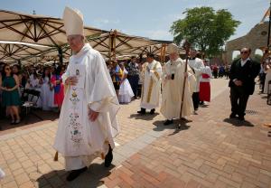 El cardenal Carlos Aguiar Retes, arzobispo de la Ciudad de México y el cardenal Cupich caminan en la procesión de entrada el 10 de junio, en el Santuario de Des Plaines. Fotos: Karen Callaway/Católico